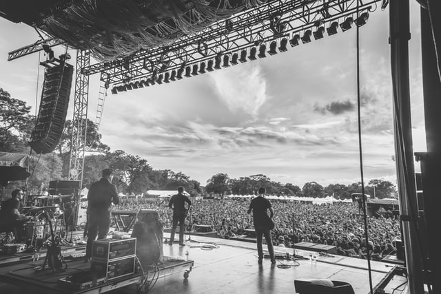 Bühnensicht einer schwarz-weiss Aufnahme von einem Konzetert mit vielen Zuschauern