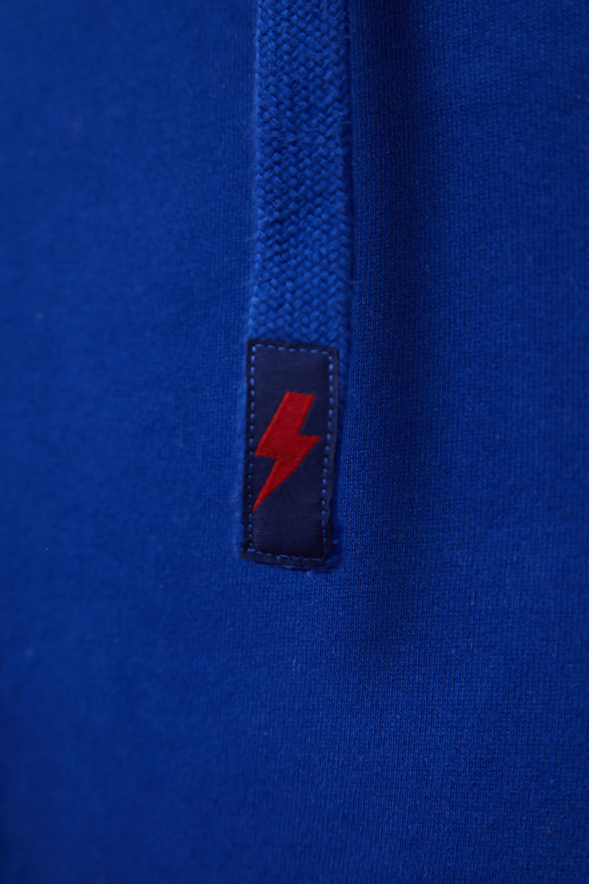 AC/DC Kapuzenjacke Australia in blau, Detailbild Kapuzenschnur mit rotem AC/DC Blitz