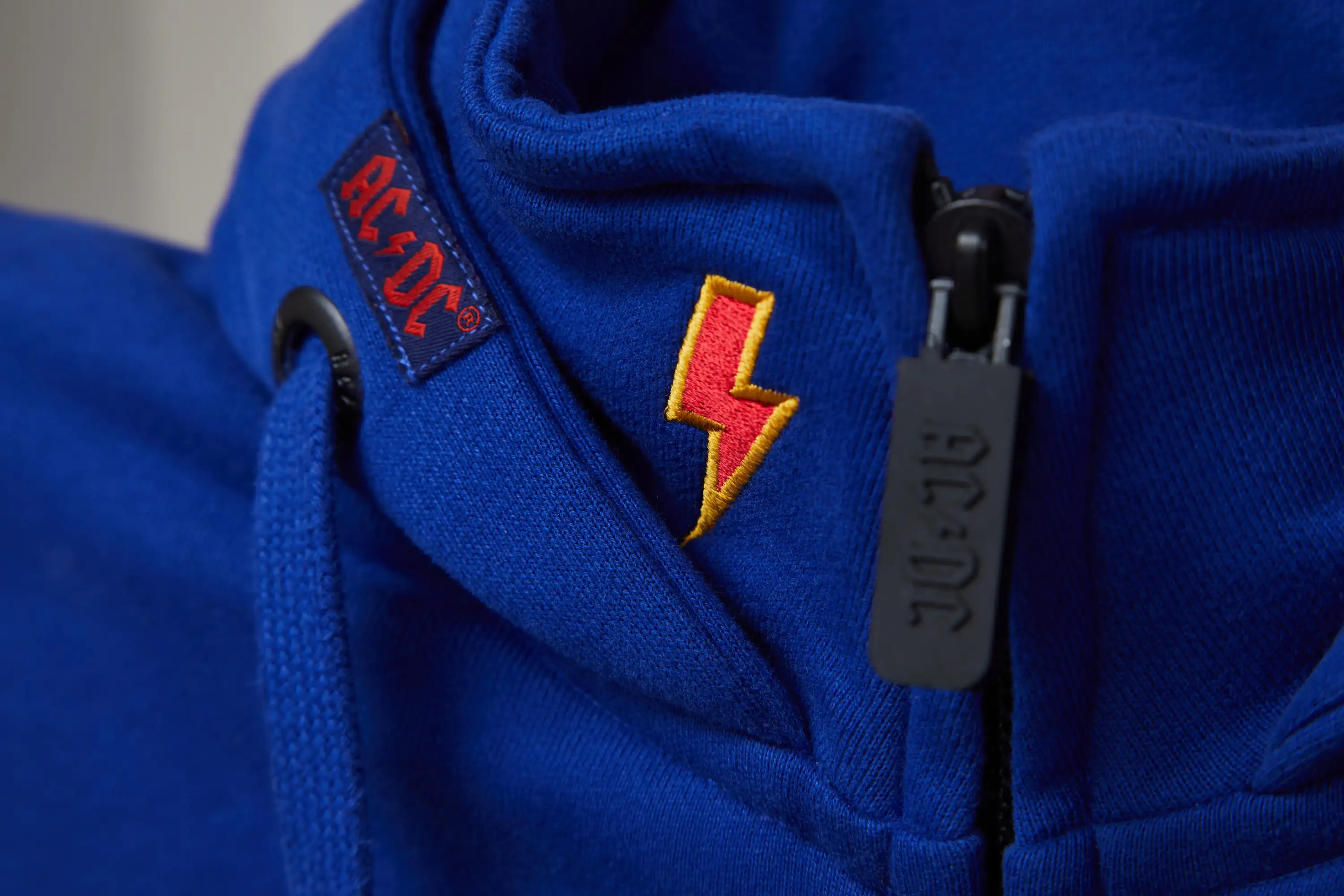 Kragedetail AC/DC Kapuzenjacke Australia 74. Bestickter Kragen, Label auf Tunnel und Rubber Puller mit AC/DC Logo