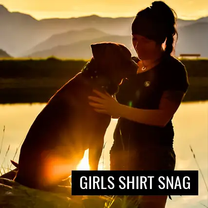 Frau mit Hund hat das T-shirt Snag an