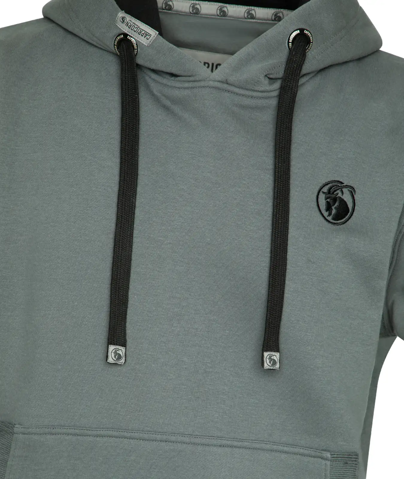 Hoodie grau mir schwarzem Steinbock Bruststick. Detailansicht