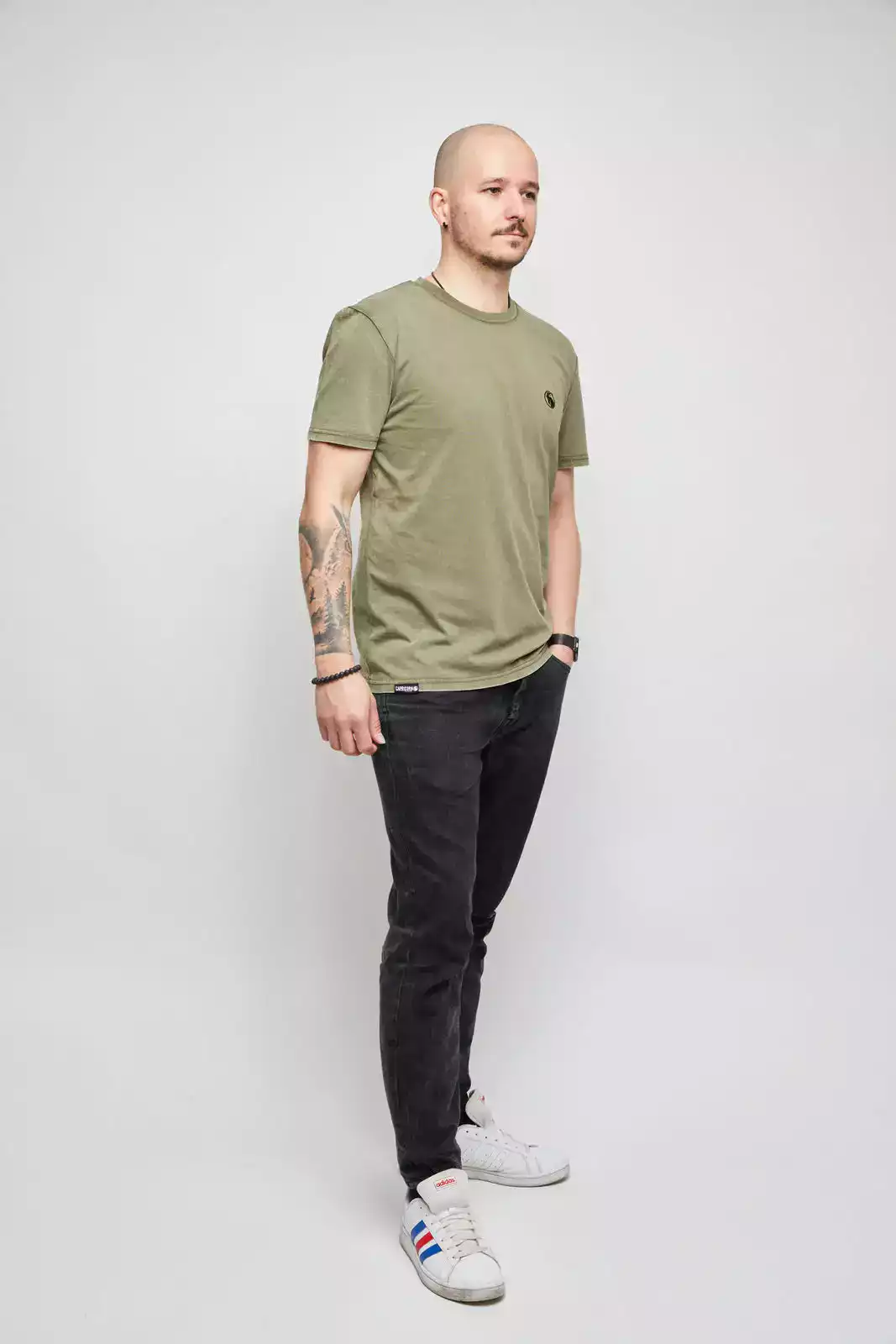 Mann trägt olivgrünes T-Shirt, Seitenansicht