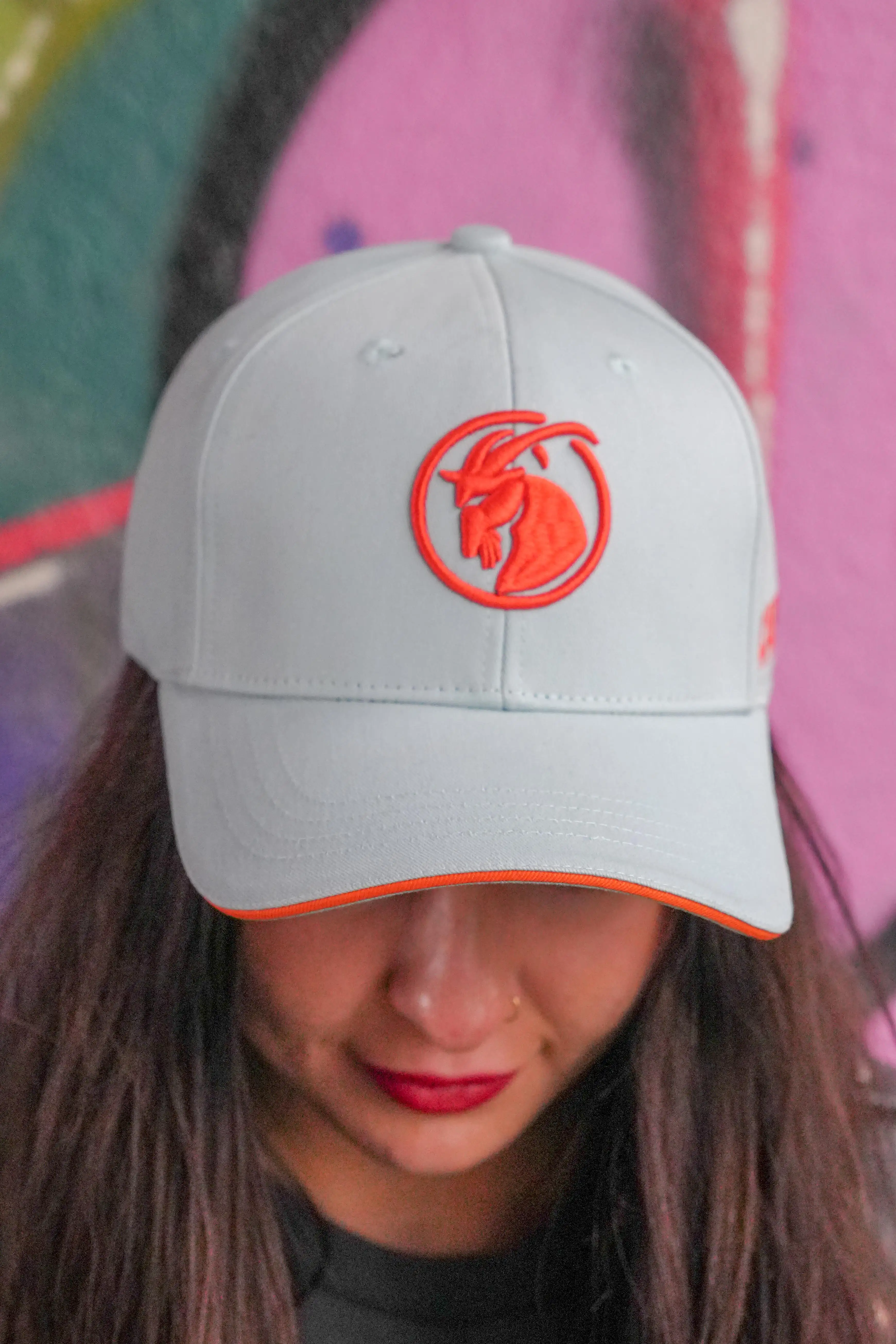 Baseballcap hellblau mit orange mit weiblichem Model. Draufsicht