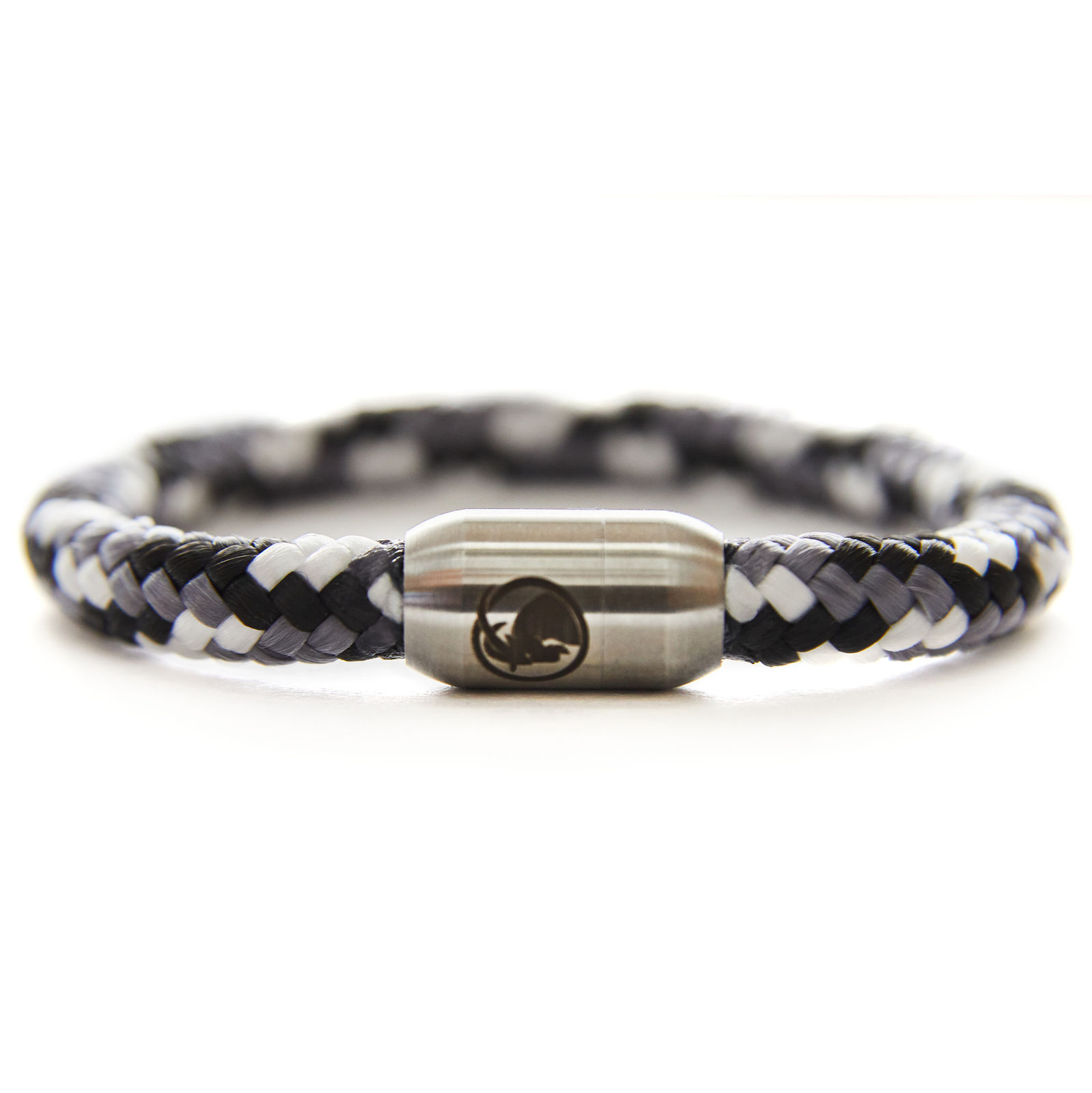 schwarz weiß graues Armband mit Magnetverschluss und Steinbock Gravierung. Vorderansicht.