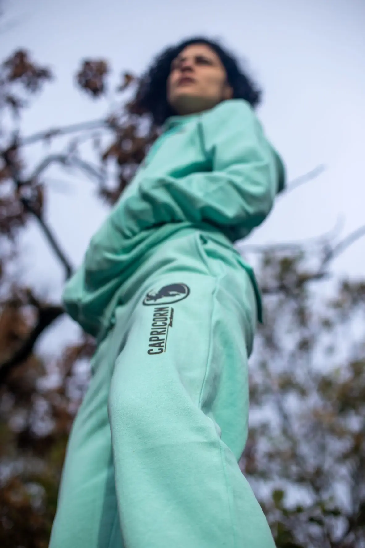 Model mit Kombination aus Kapuzenjacke mint und Hose mint mit Rubberprint