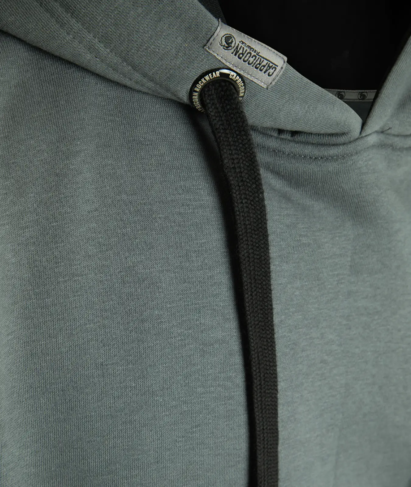 Hoodie grau mit schwarzen Kapuzenschnüren. Detailansicht