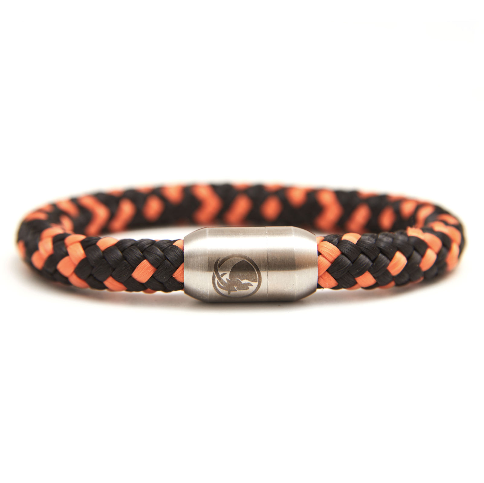 orangeschwarzes Armband mit Magnetverschluss und Steinbock Gravierung. Vorderansicht.
