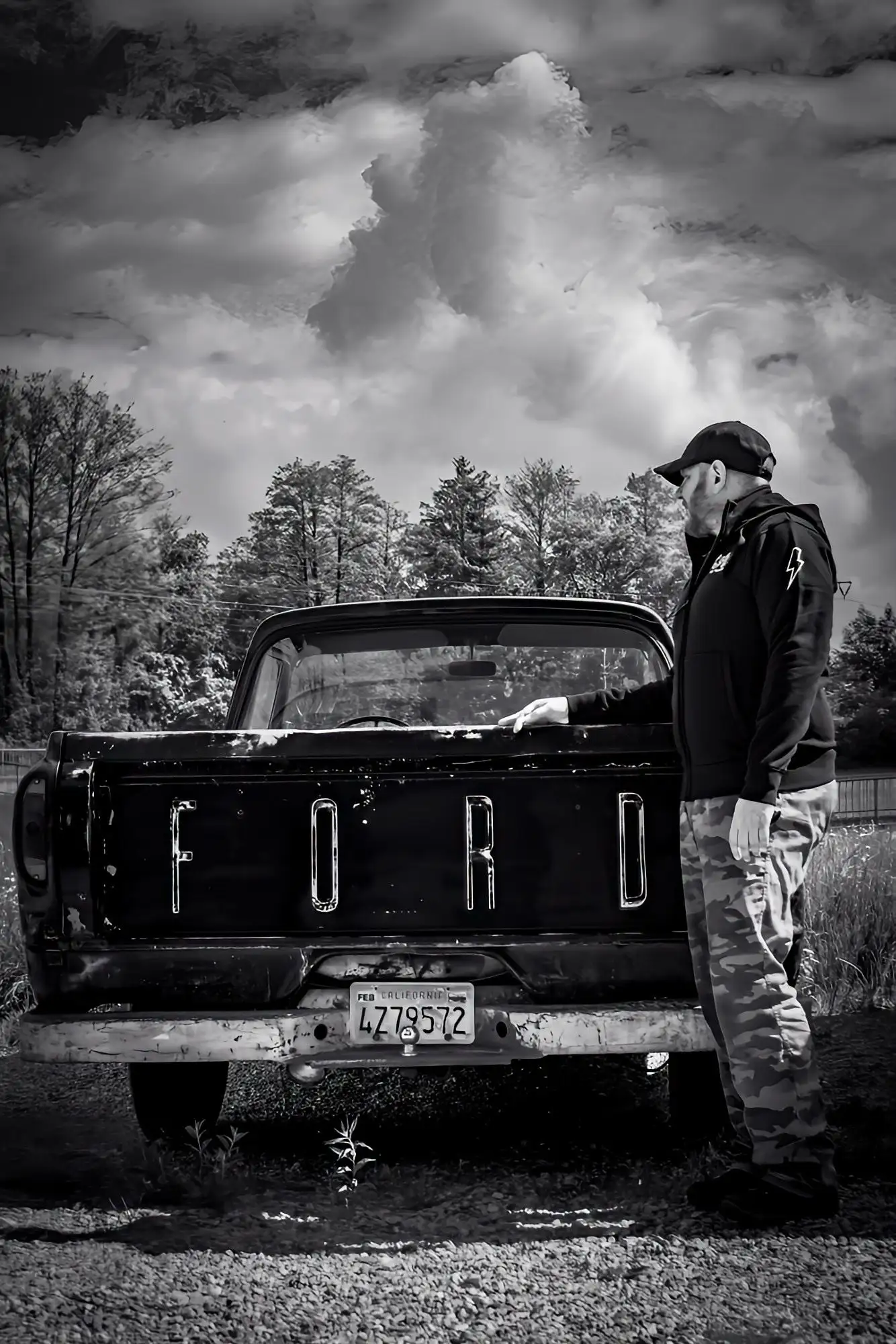 Model mit AC/DC Jacke steht seitlich am Pickup