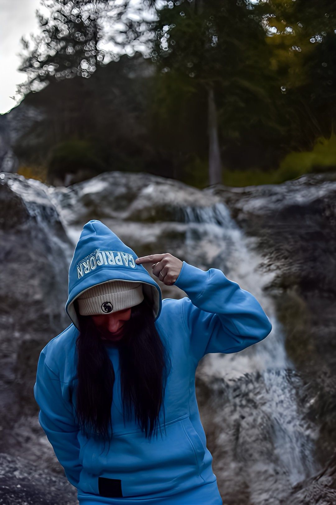 Frauen Kapuzenjacke in hellblau getragen von Frau, Ansicht von oben