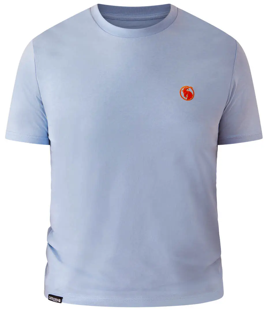 T-Shirt hellblau mit orangefarbenen Logo Stick auf der Brustseite