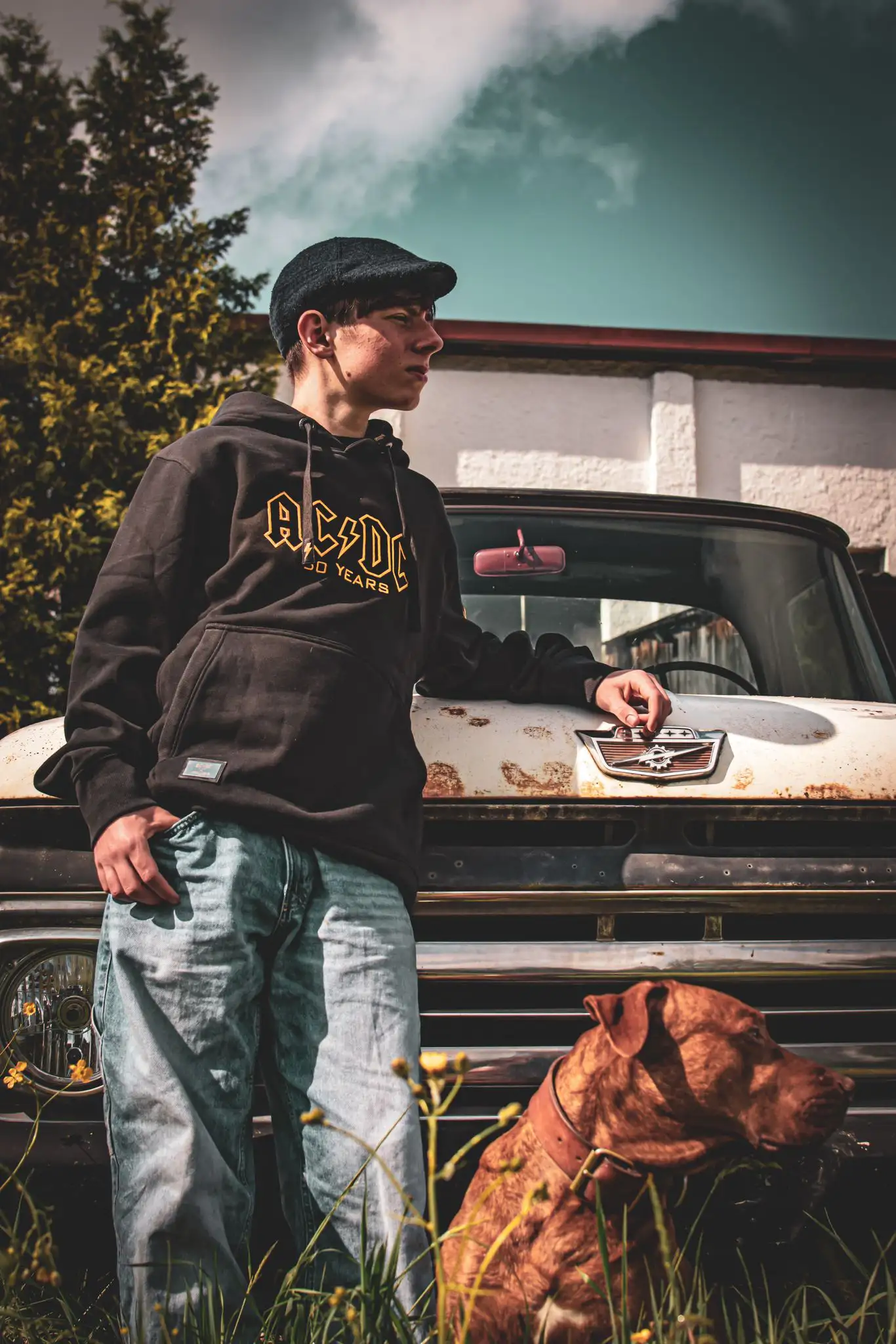 Model mit AC/DC Hoodie lehnt an Pickup