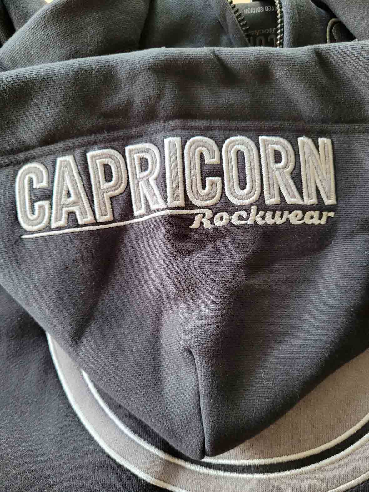 Capricorn Rockwear Logo Kapuzenstick