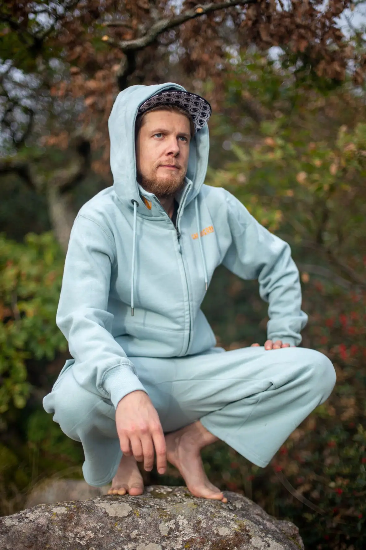 Model mit Jacke und Hose Kombination in hellblau