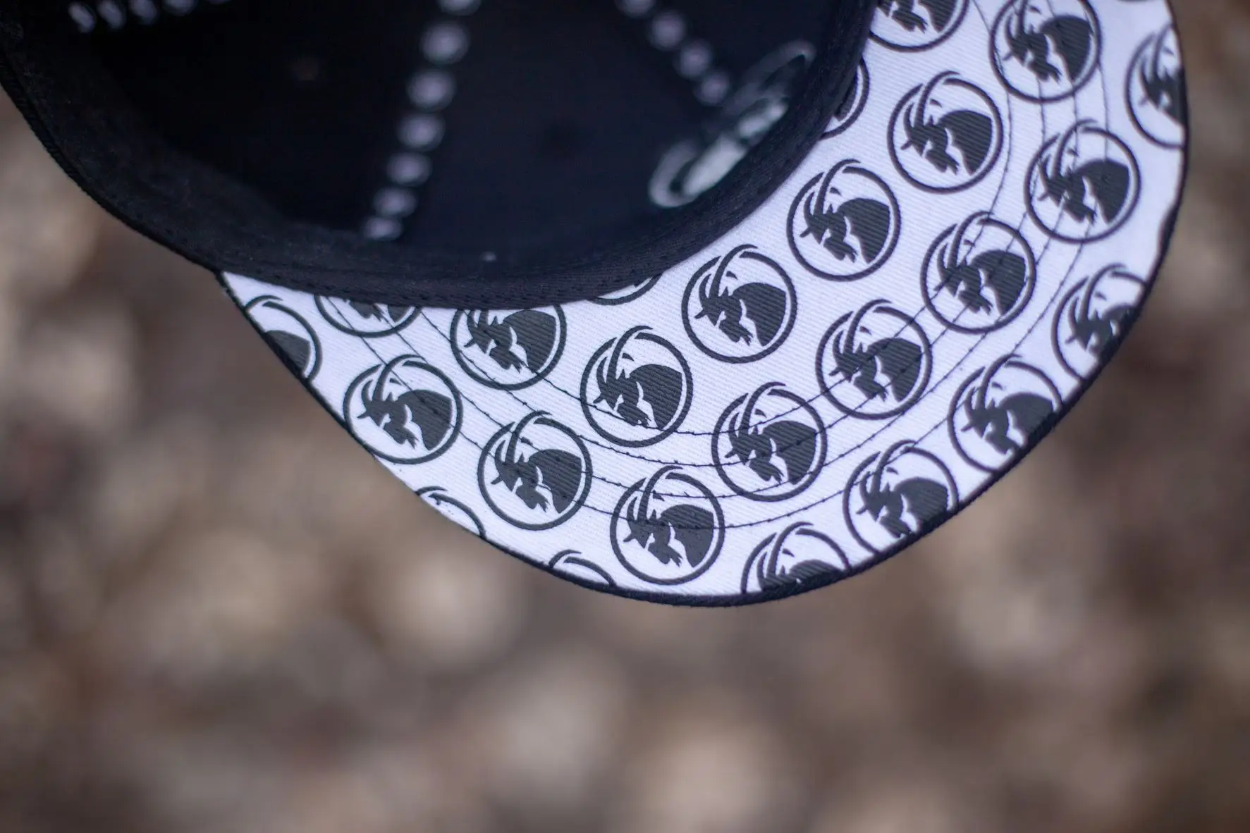 Snapback schwarz Unterseite Schirm Steinbock Kopf all over print