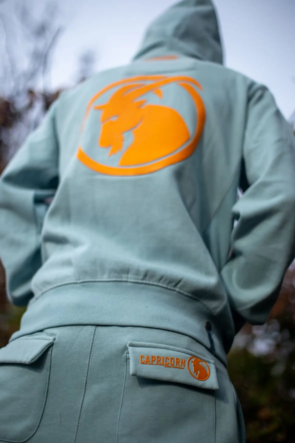 Kombination Kapuzenjacke und Hose in hellblau mit Rubberprints. Rückansicht