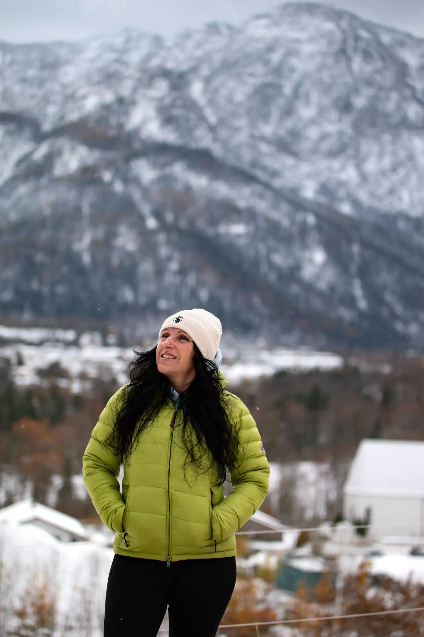 Model stehend mit cremefarbener Beanie Mütze mit Steinbock