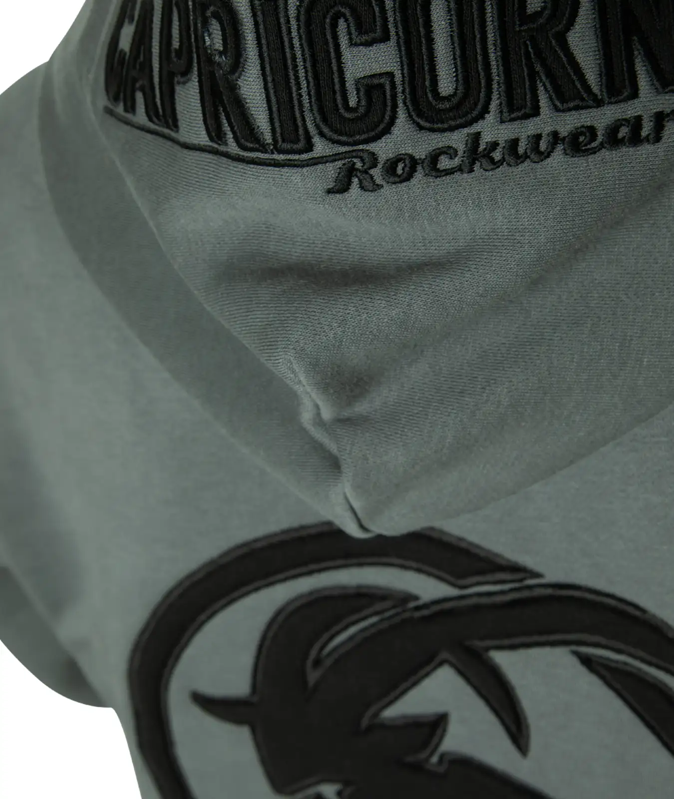 Steinbock Kopf auf der Rückseite und Schriftzug auf der kapuze. Detailansicht