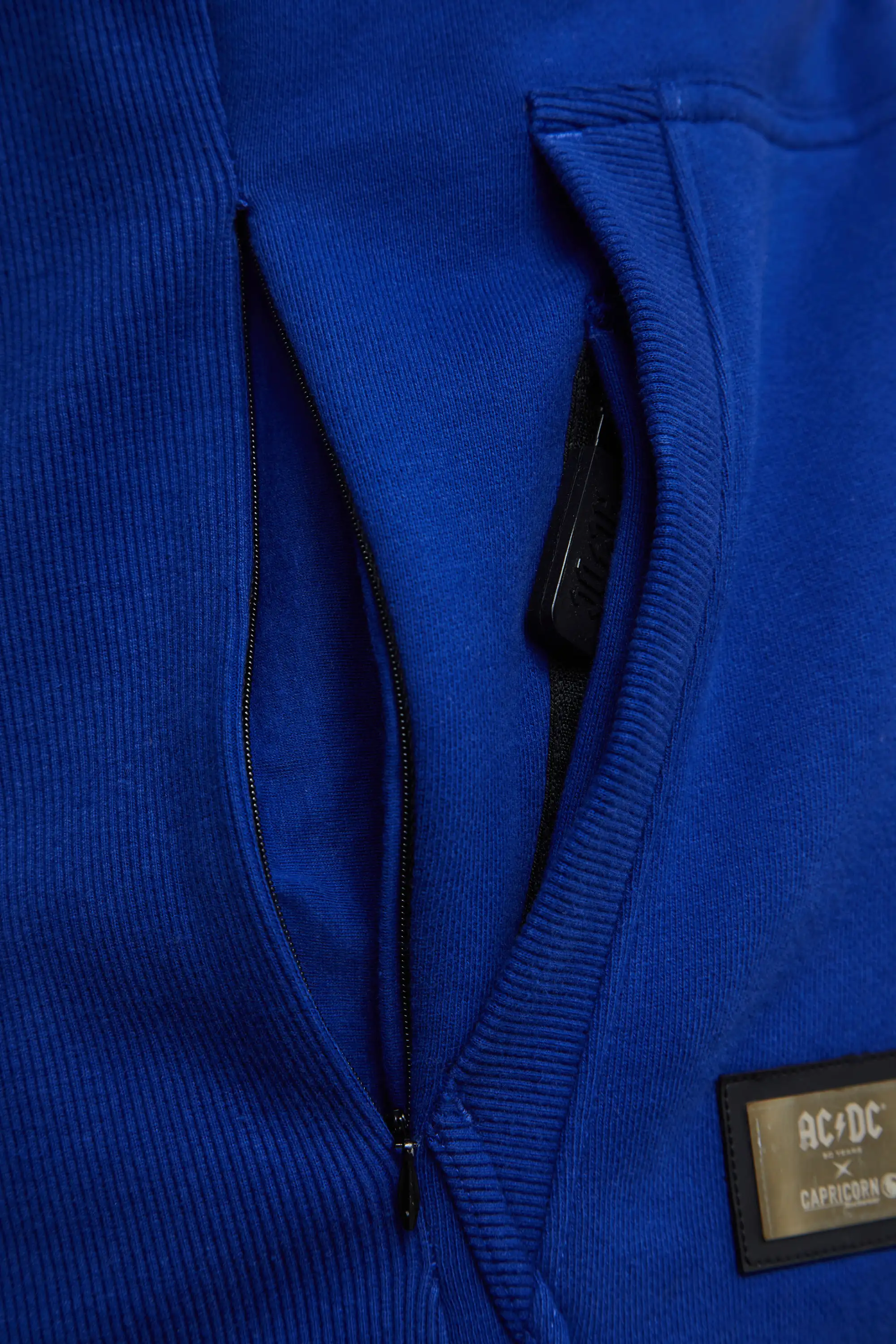 Detalansicht Smartphone Tasche mit AC/DC Rubber Puller