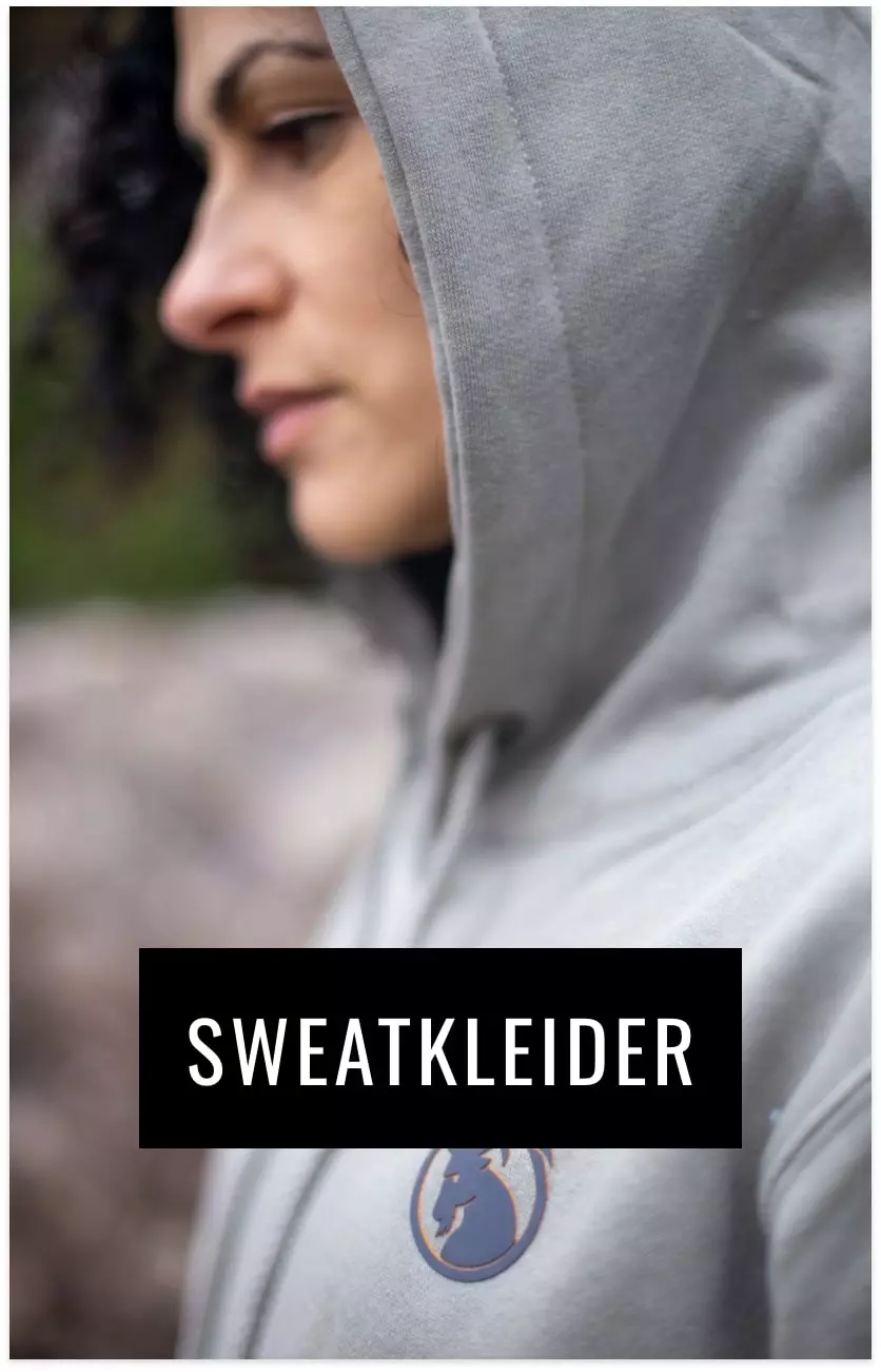 Model mit hellgrauem Sweatkleid Seitenaufnahme