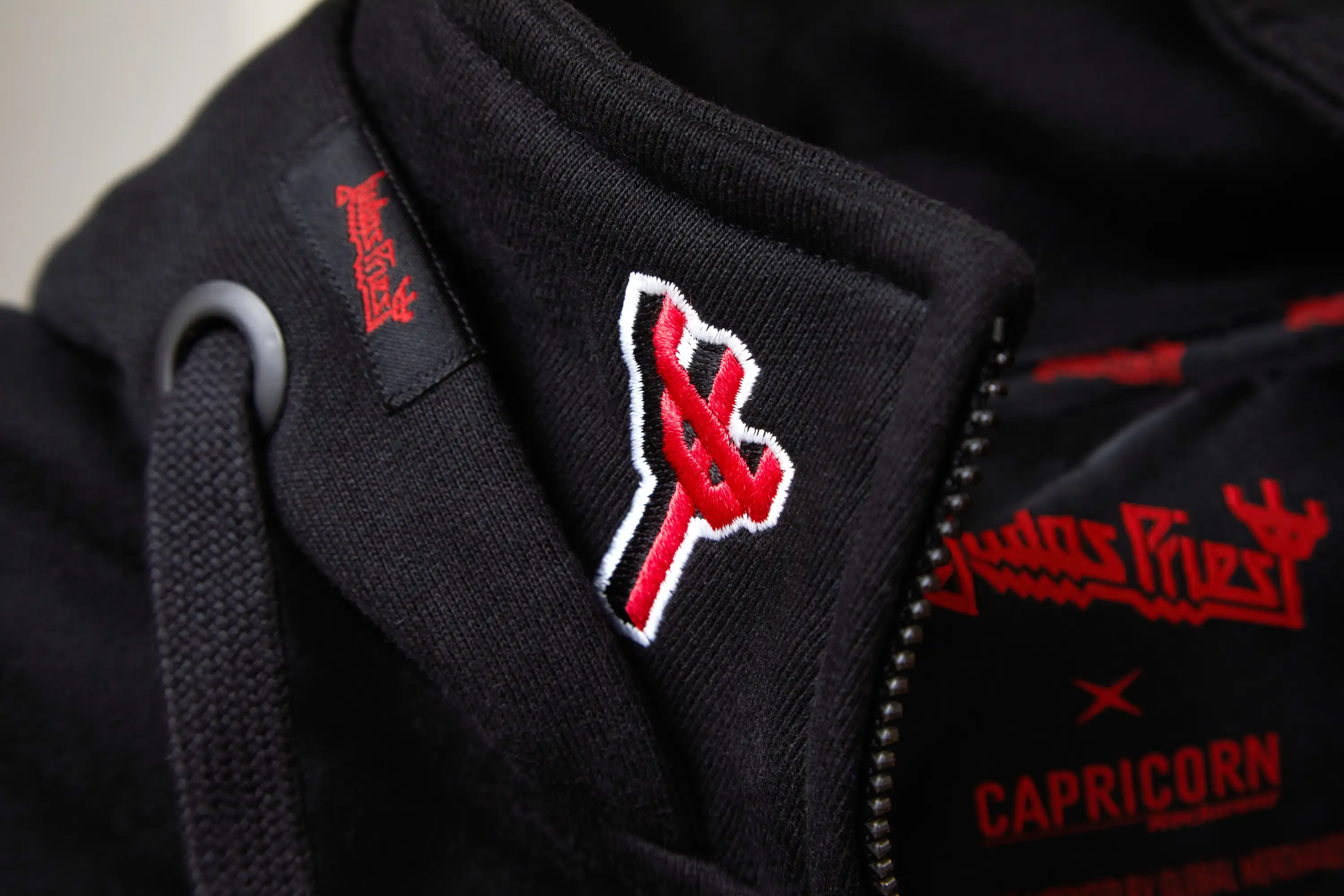 Judas Priest Kapuzenjacke Kragendetail mit rot weißen Stickereien