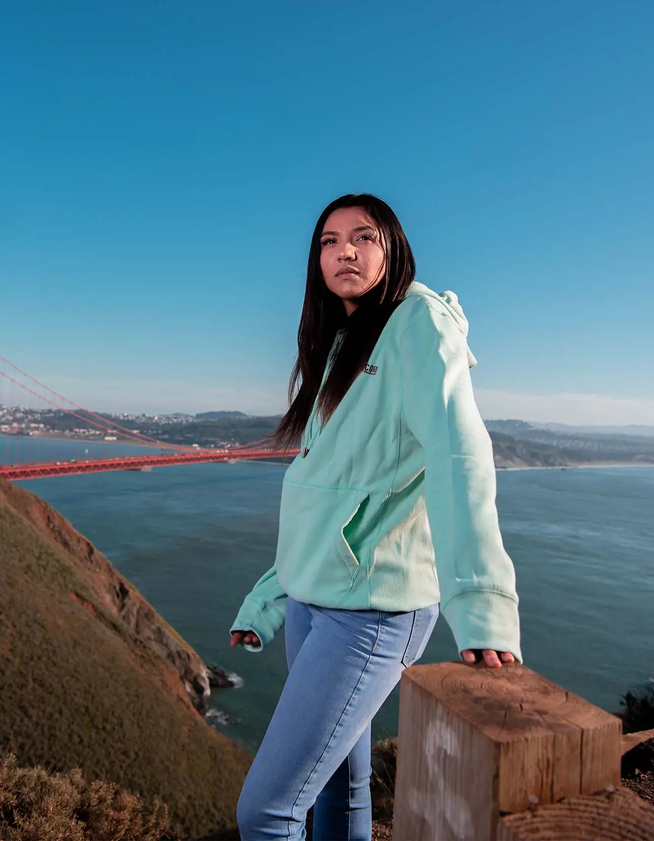 Hoodie mintgrün von Model getragen vor Golden Gate Bridge