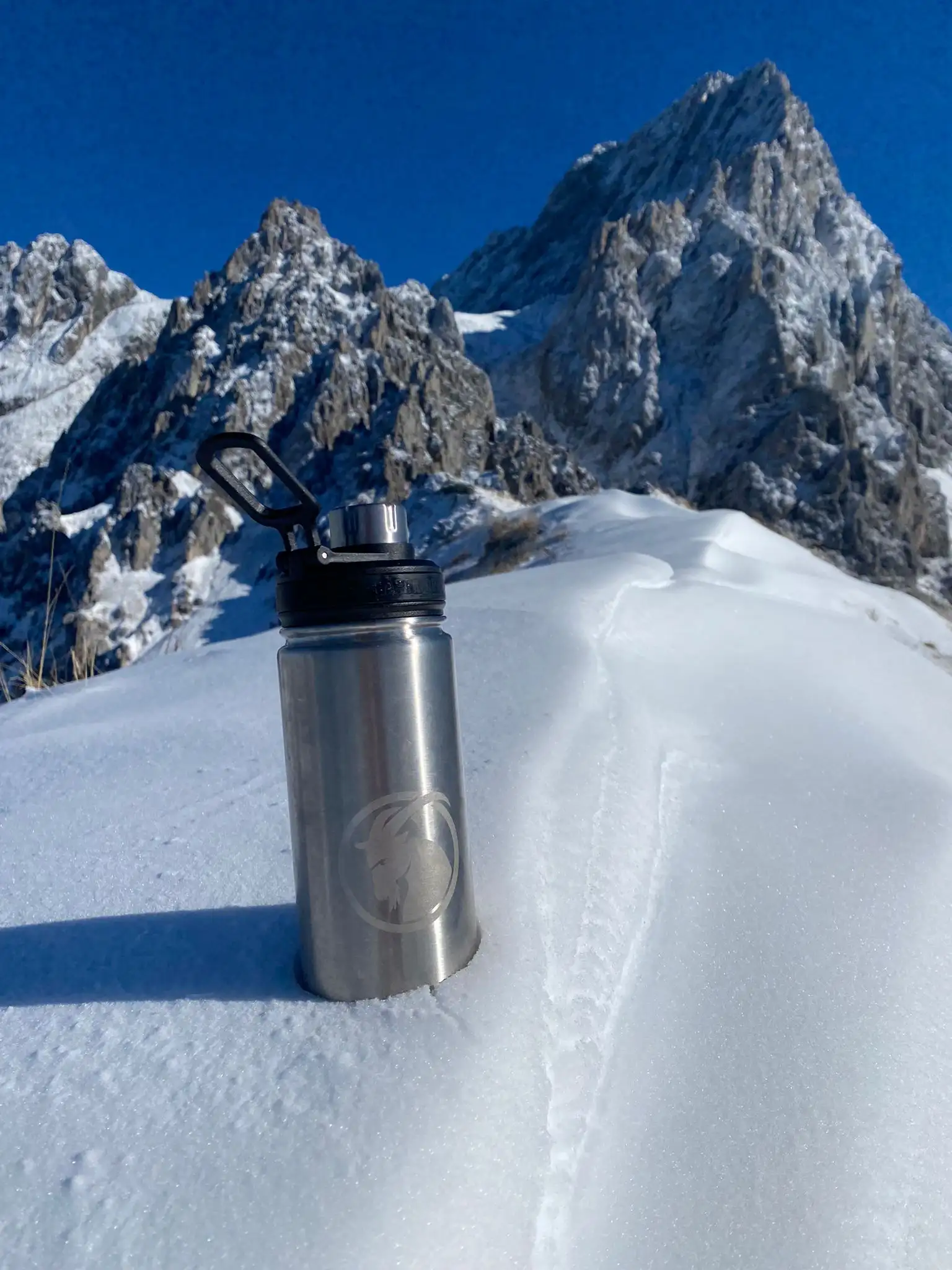 Trinkflasche aus Edelstahl im Schnee