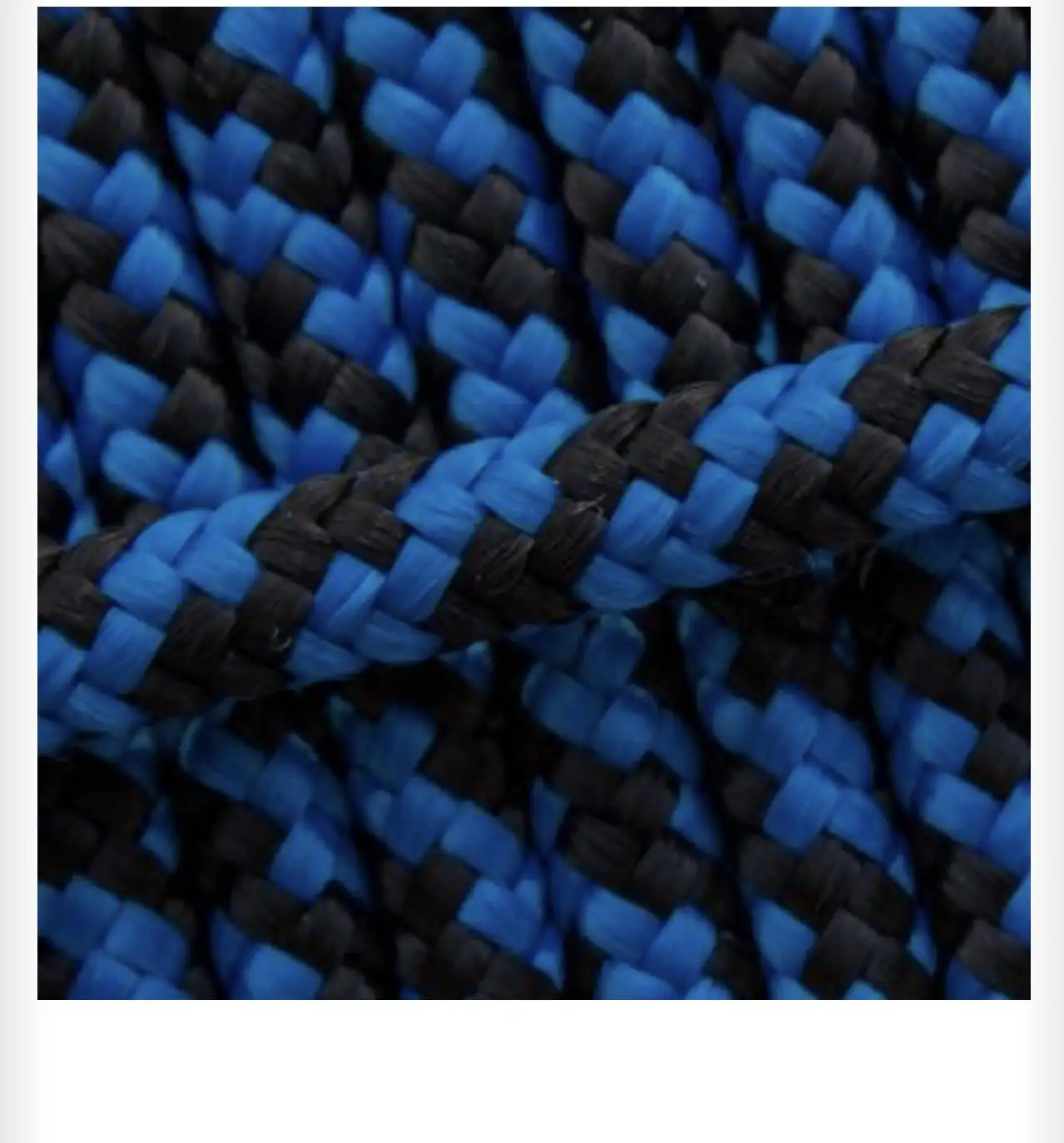 Detailansicht blau schwazes Armband