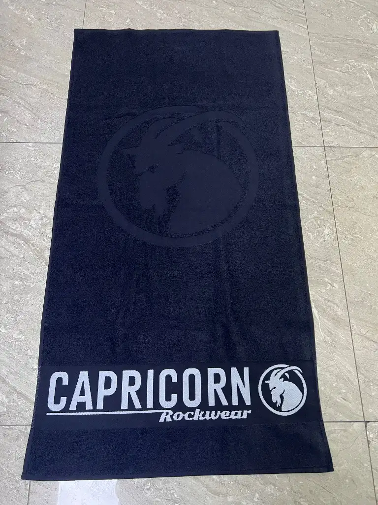 Hantuch schwarz mit weißem Capricorn Rockwear Schriftzug