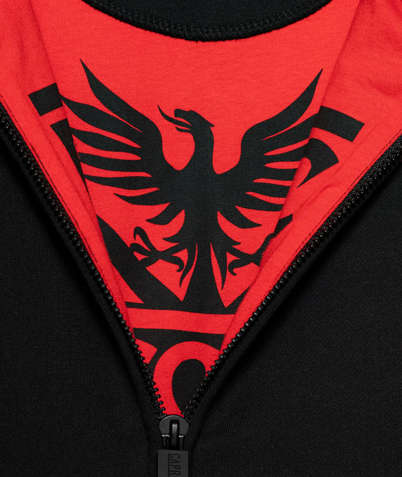 Kapuzenjacke Accept Innenfutter in rot mit eingedrucktem Phoenix Logo in schwarz
