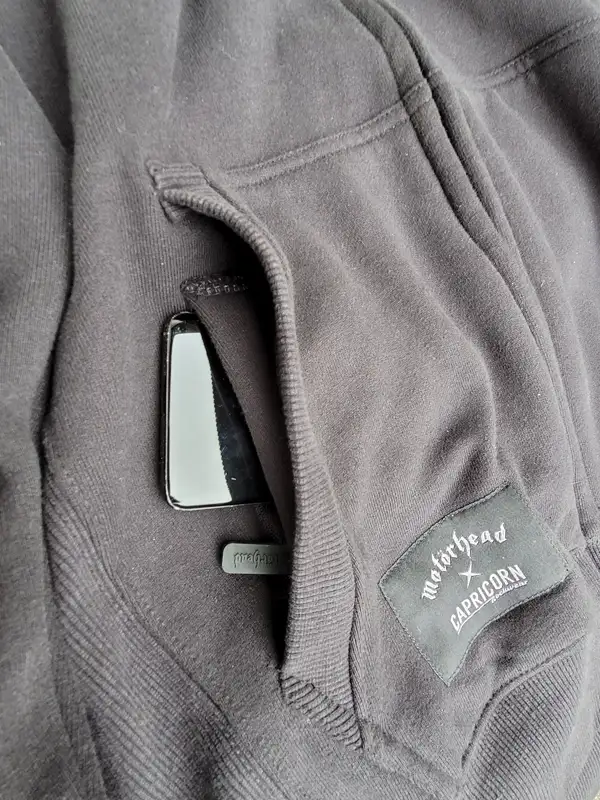 Label auf Tasche und Smartphone Tasche Detailansicht