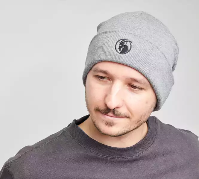 graues Beanie präsentiert von männlichem Model in dunkelgrauem Sweatshirt