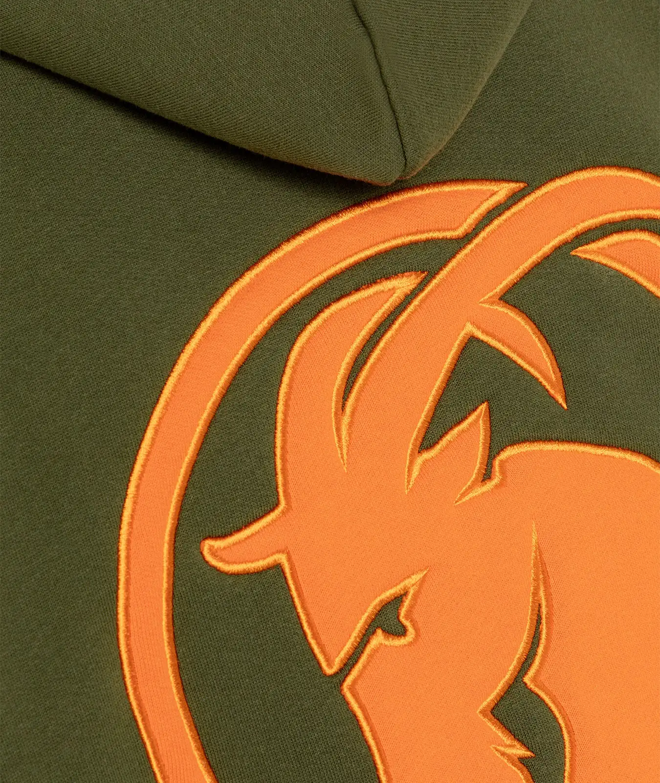 orangefarbener Steinbock Backpatch auf olivgrünem Hoodie