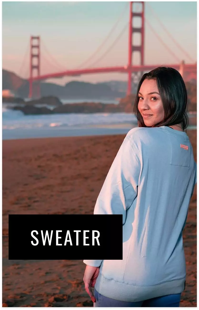 weibliches Model mit blauem Sweatshirt Rückansicht