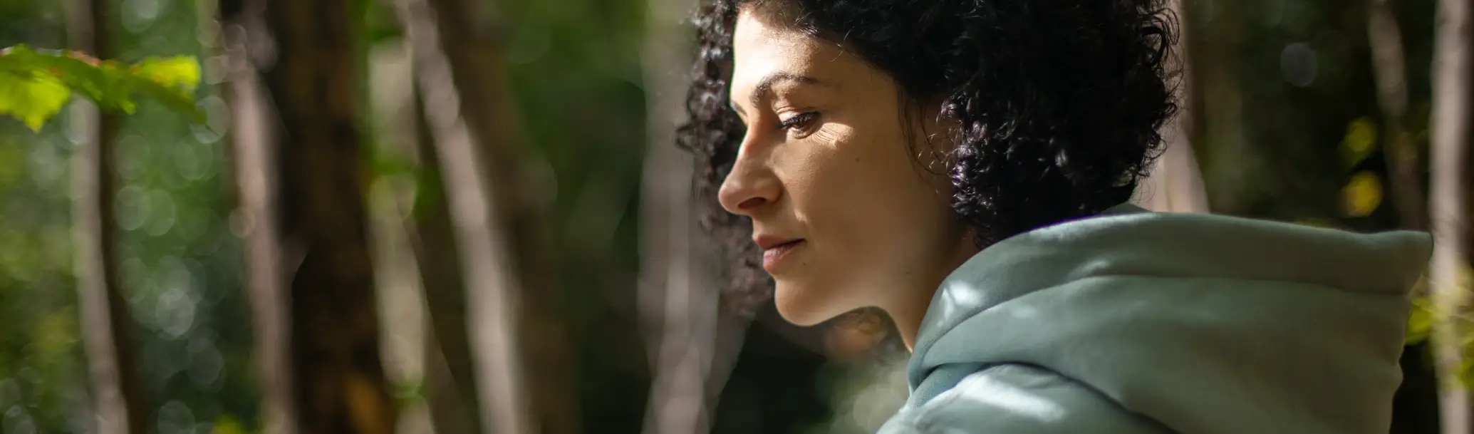 Sweatkleid mint von Frau mit Locken getragen