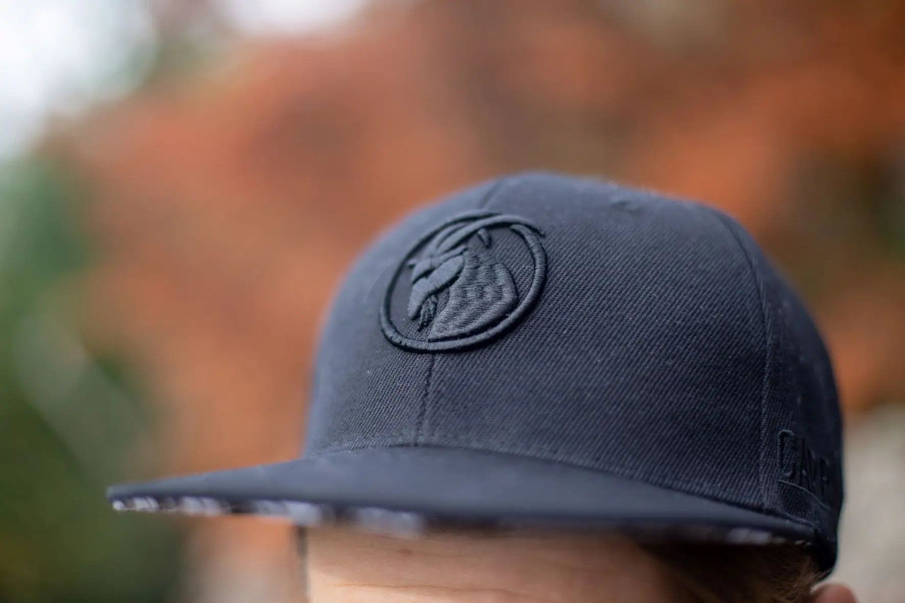 Snapback schwarz Steinbock kopf auf Vorderseite gestickt.