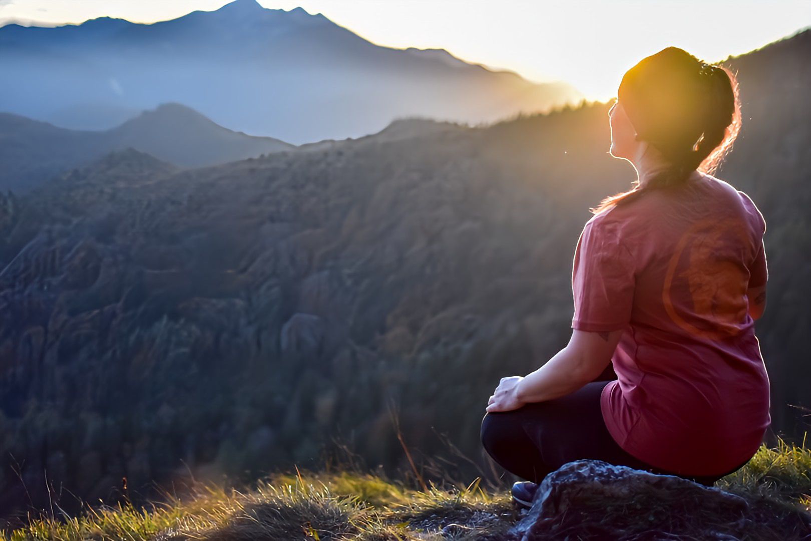 T-Shirt rotbraun von Frau auf einem Berg getragen