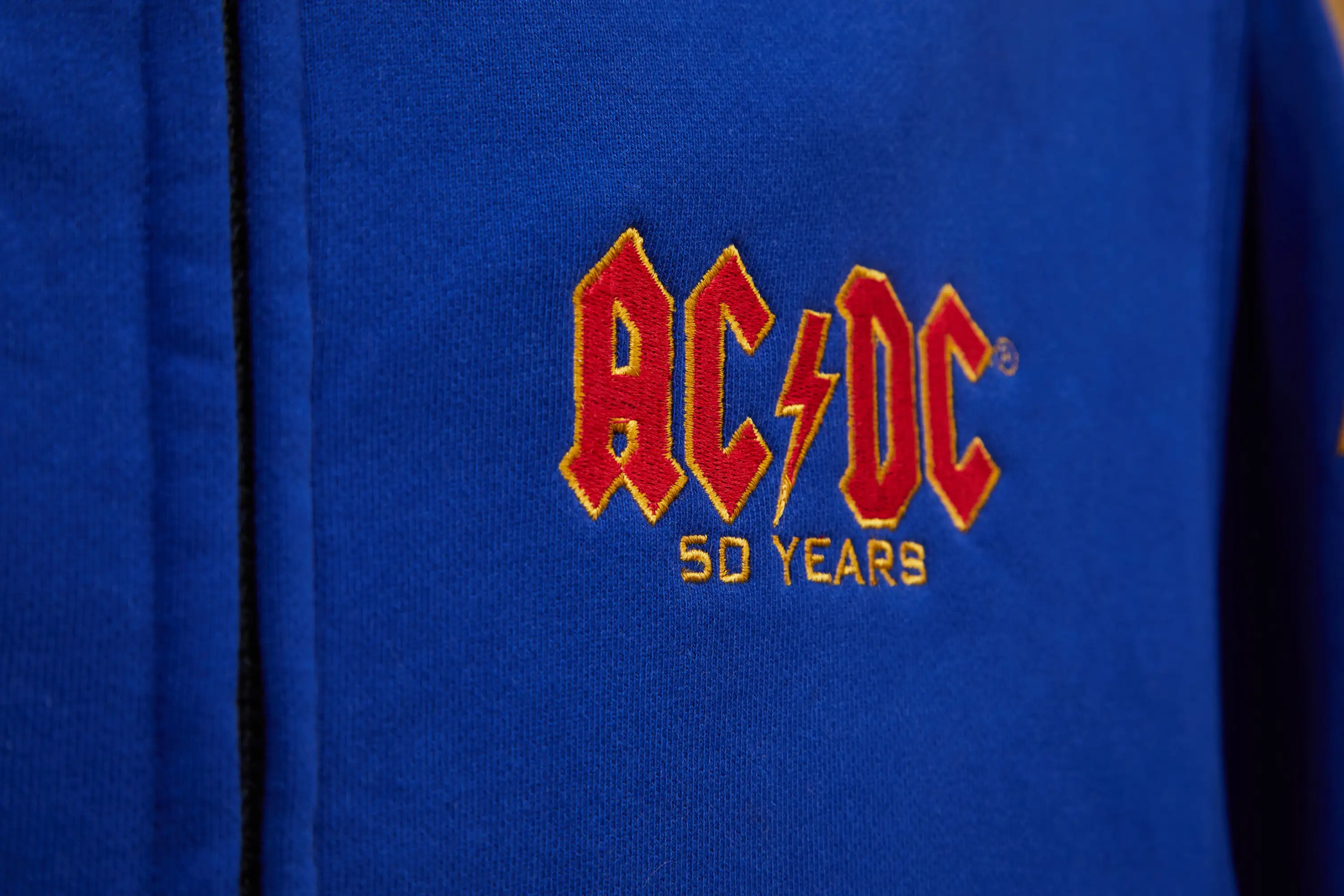 Gesticktes AC/DC Logo in rot gold