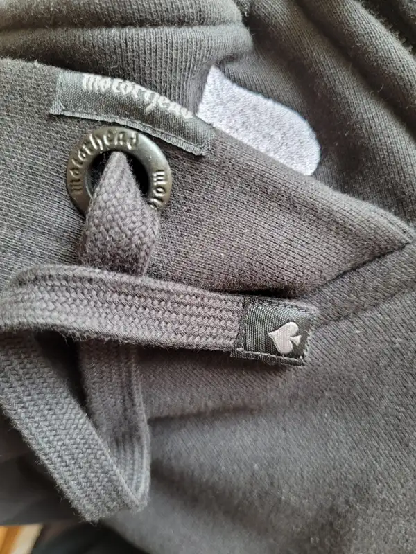 geprägte Öse, Patch auf kapuzenschnur und Stick auf Kragen