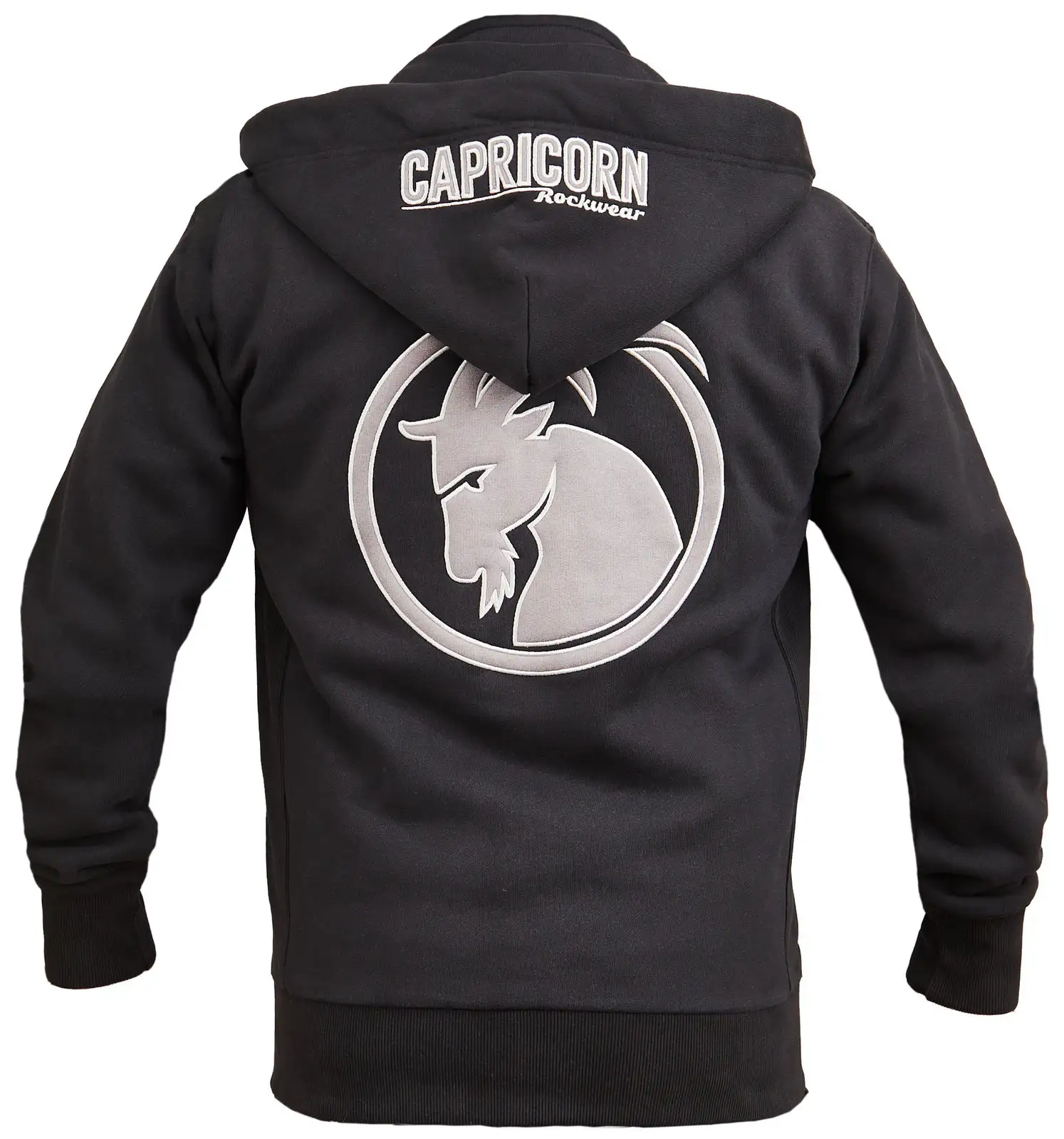 Kapuzenjacke schwarz mit Steinbock Kopf auf dem Rücken und Capricorn Rockwear Schriftzug auf der Kapuze