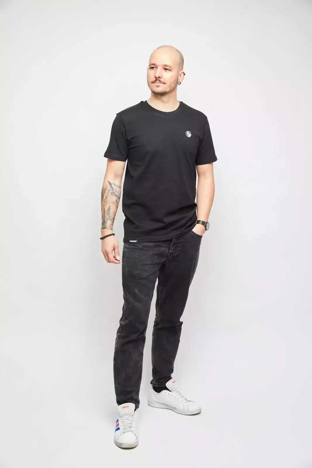 Model mit schwarzem T-Shirt. Studioaufnahme