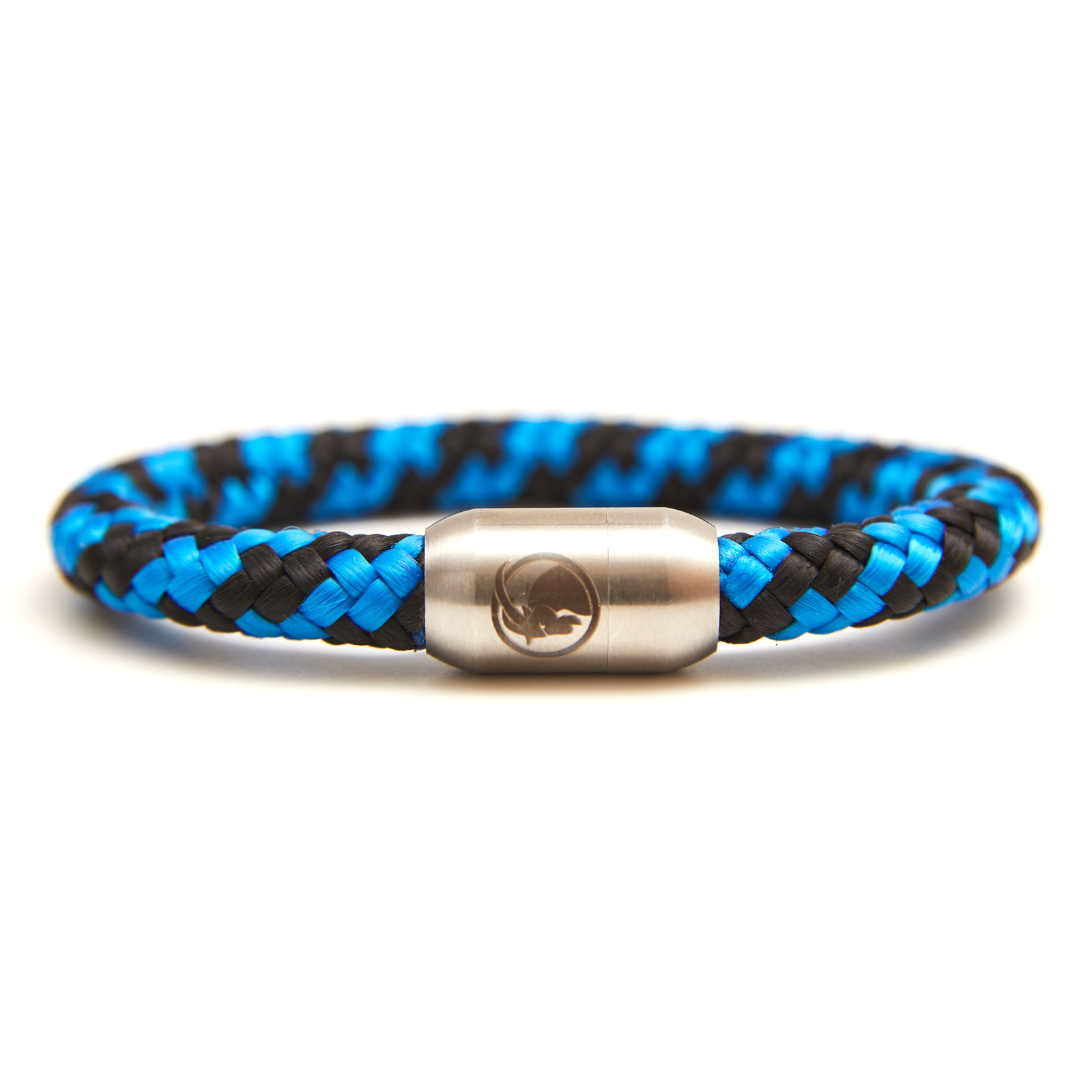 blauschwarzes Armband mit Magnetverschluss und Steinbock Gravierung. Vorderansicht.