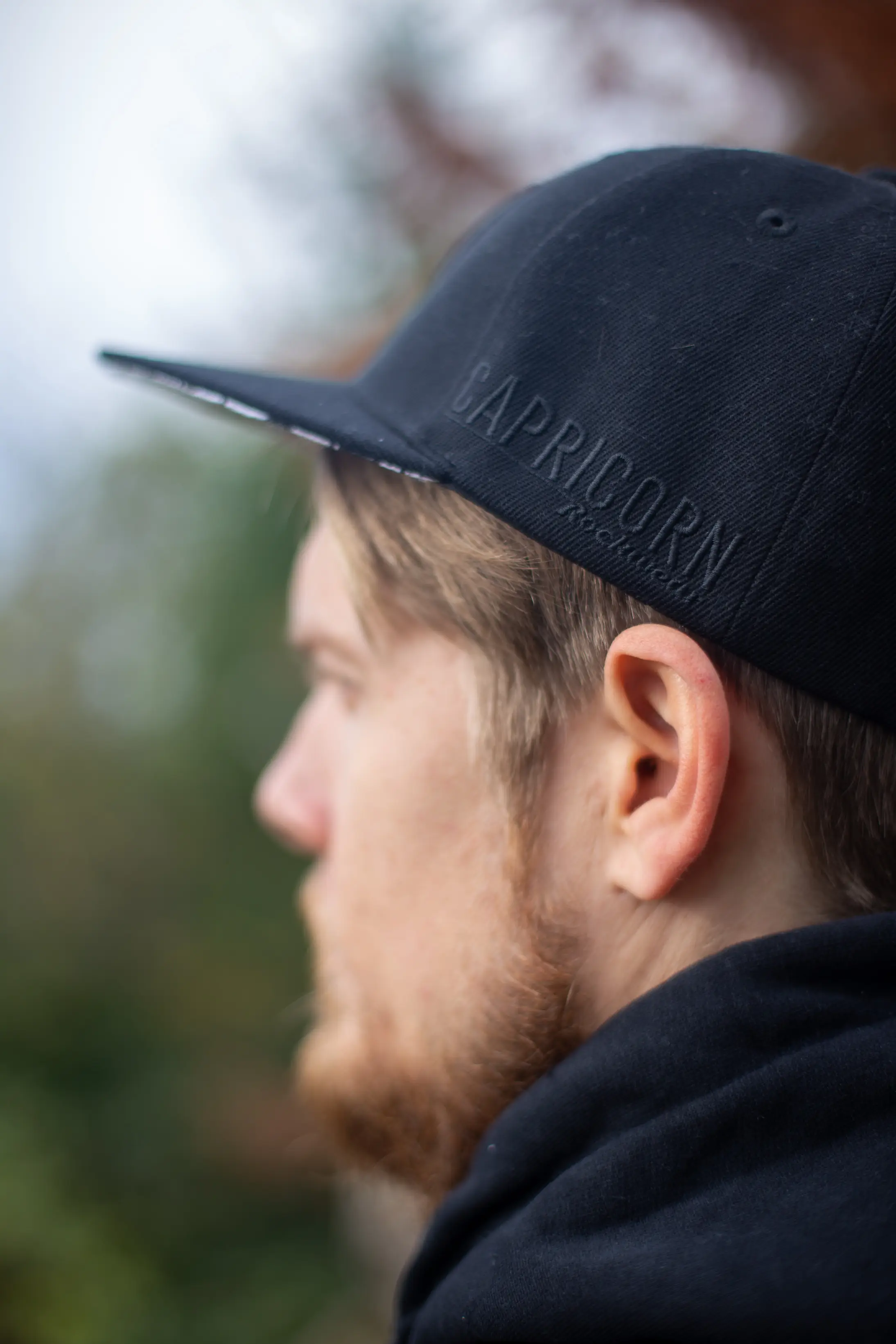 Snapback schwarz Seitenansicht mit Logo Stick