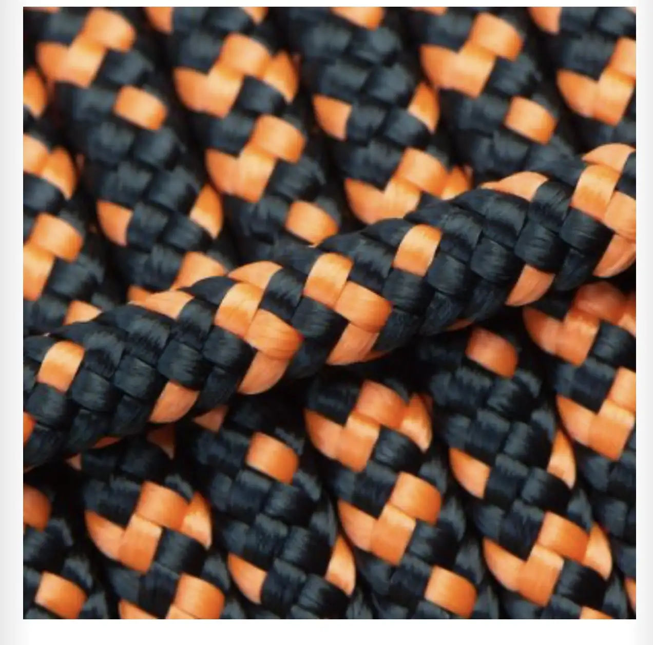 Detailansicht orange schwarzes Armband