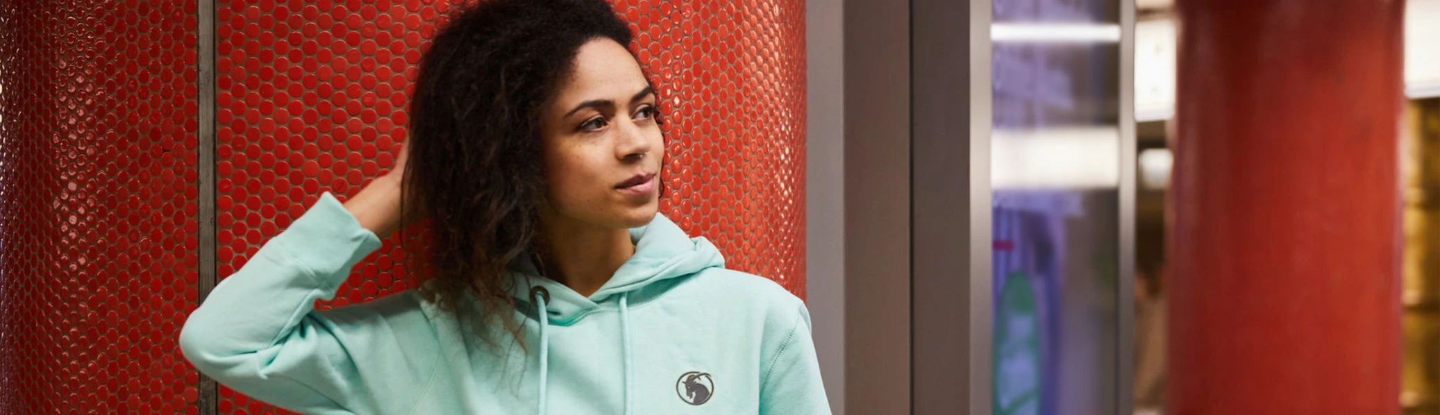 Model präsentiert Sweatkleid mintfarben