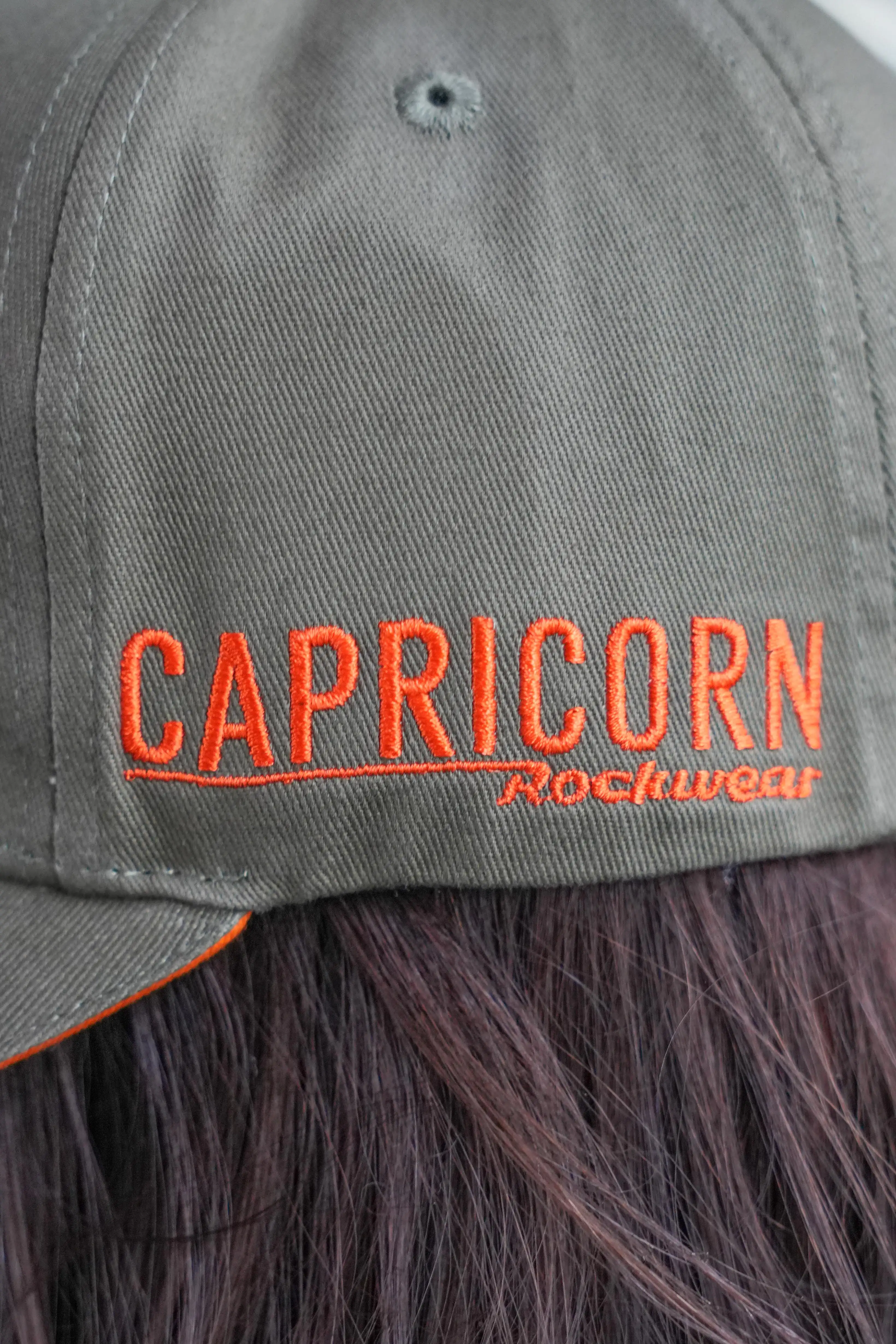 Baseballcap olivgrün, Schriftzug seitlich in orange