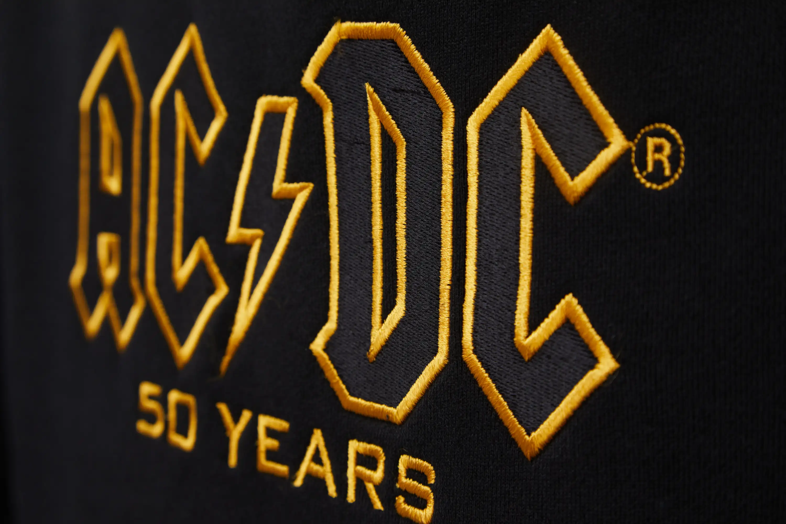 AC/DC Kapuzenjacke 50 Years Rückenstick in schwarz gold