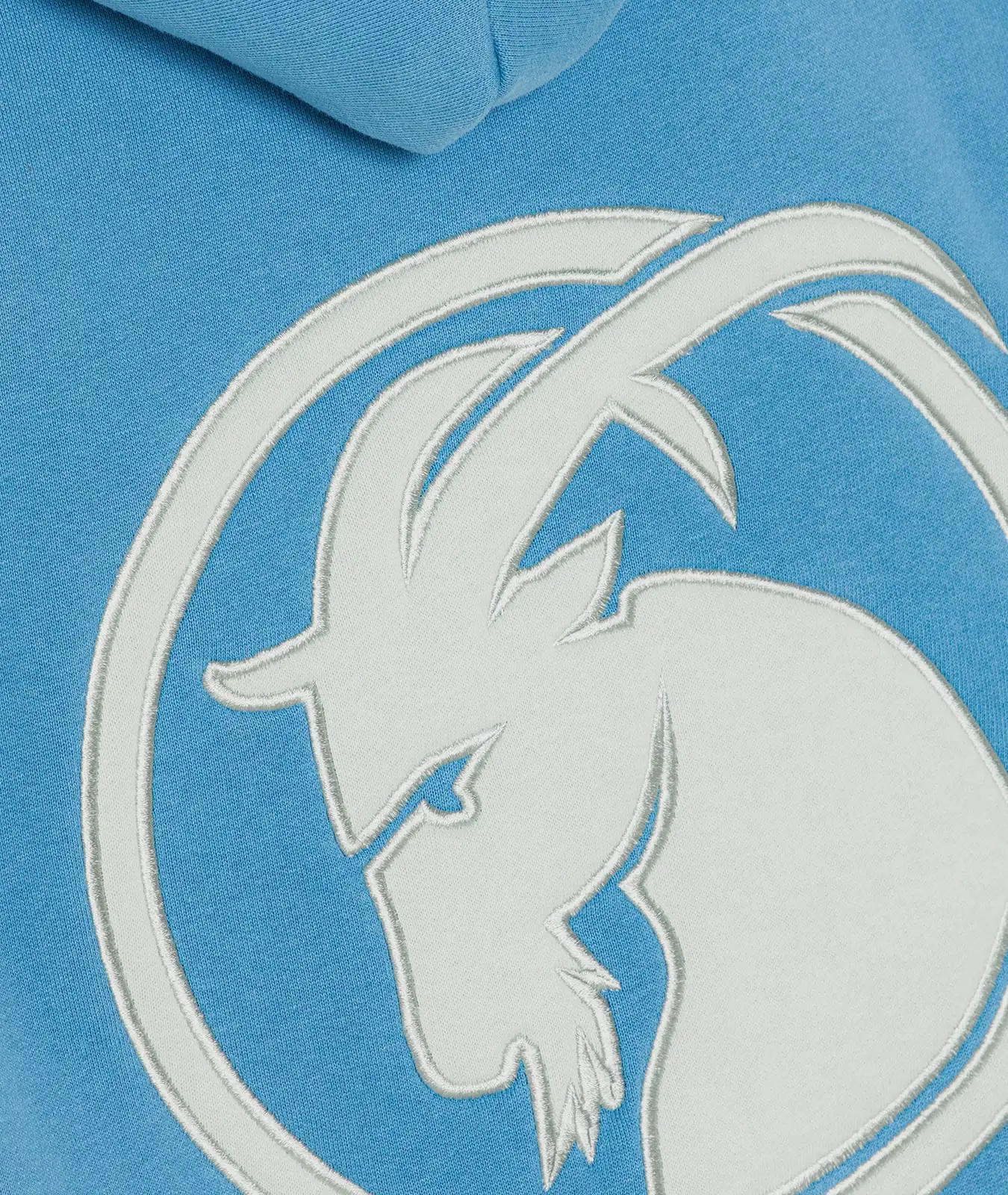 Detailansich weißer aufgenähter Steinbock Rückenpatch