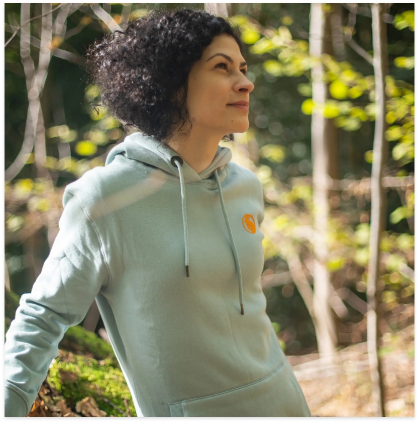 Model mit hellblauen Sweatkleid im Wald