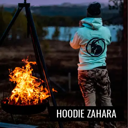 Frau trägt den Hoodie mint Zahara an einem Lagerfeuer