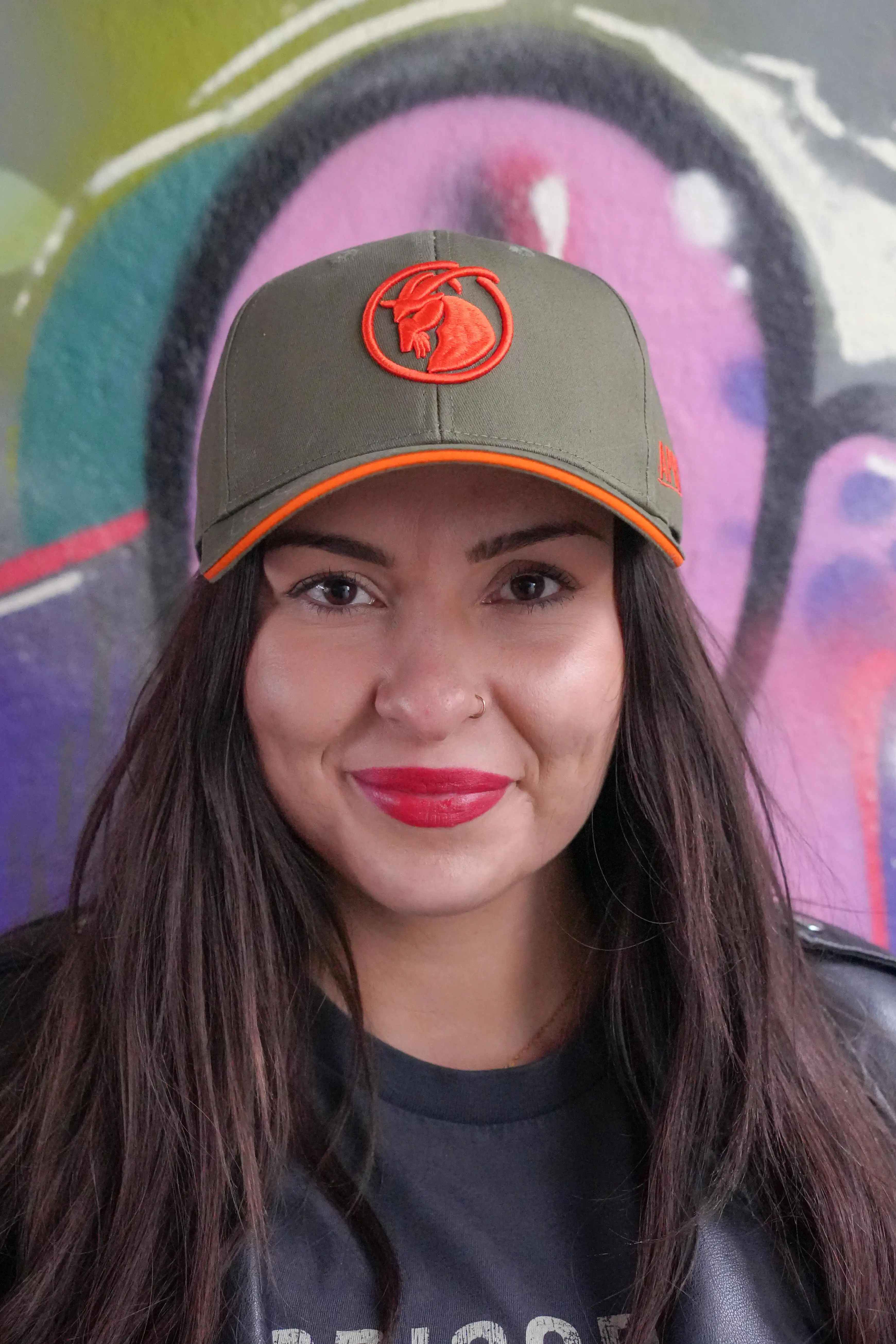 Baseballcap olivfarben mit orangenem Steinbock Stick auf der Vorderseite